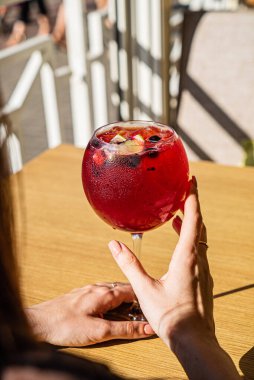 Yaz limonatası içen bir kadın.