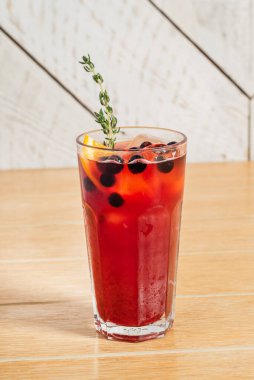 Tahta arka planda yaz içkisi