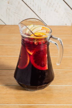 Tahta arka planda yaz içkisi