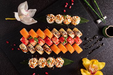 Siyah arkaplanda suşi var.