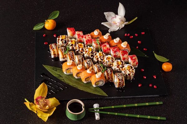 Sushi Impostato Sullo Sfondo Nero — Foto Stock