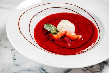 Dondurmalı çilek çorbası.