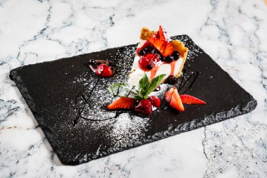 Taze çilek ve naneli cheesecake.