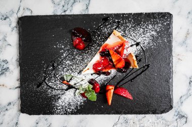 Taze çilek ve naneli cheesecake.