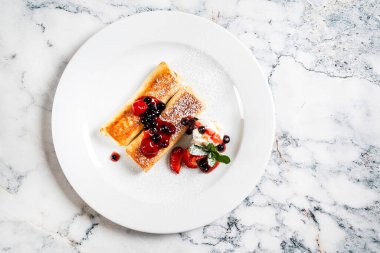 Çilekli ve naneli krep.