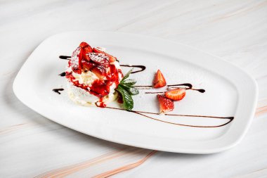 Çilekli tatlı ve dondurma.