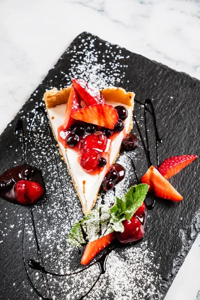 Tarta Queso Con Fresas Frescas Menta —  Fotos de Stock