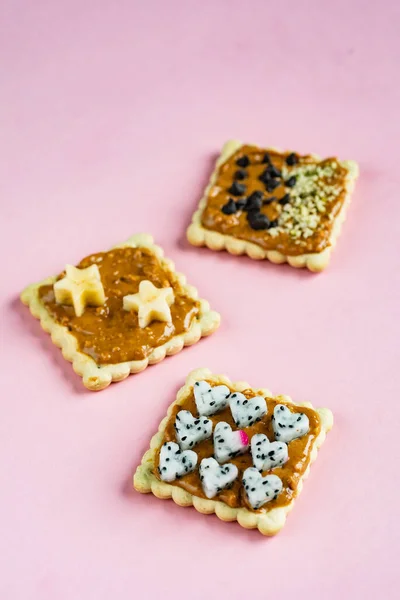 Delicious Toast Mit Erdnussbutter Auf Rosa Hintergrund — Stockfoto