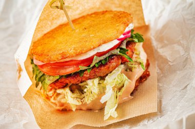 Patatesli gözleme ve soslu hamburger.