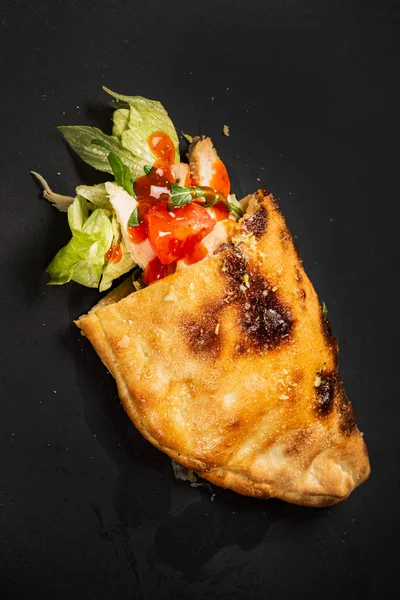 Pizza Calzone Fundo Preto — Fotografia de Stock