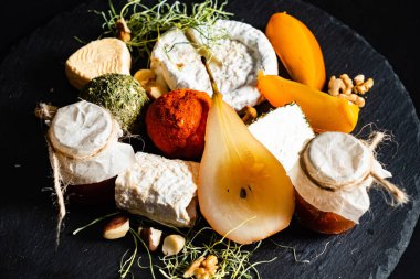 armut, hurma ve reçel ile peynir sanatı