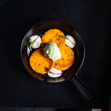 Siyah arka planda havuçlu krep.