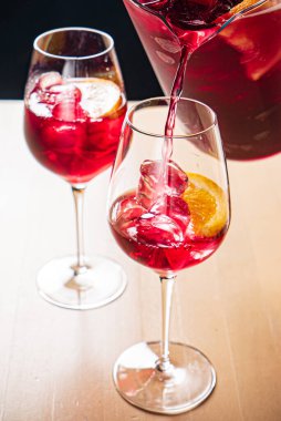 Taze meyve ve meyveli soğuk sangria.