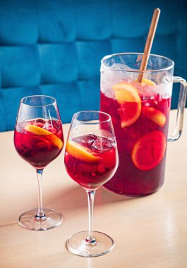 Taze meyve ve meyveli soğuk sangria.