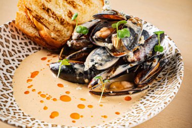 Restoranda krem tozlu midye tabağı.