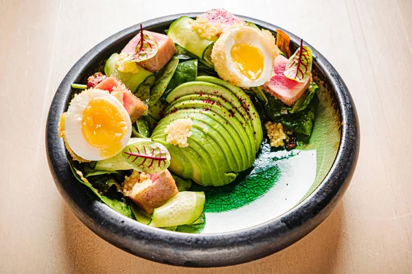 Salada Com Bife Atum Com Abacate — Fotografia de Stock