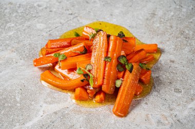 Zeytin yağı ve naneli kızarmış havuç.