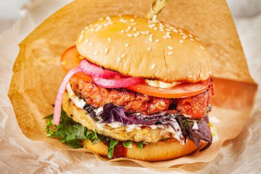 Pirzola ve sebzeli taze hamburger.