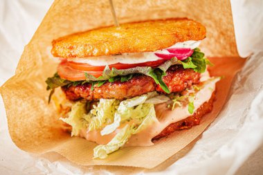 Patatesli gözleme ve soslu hamburger.