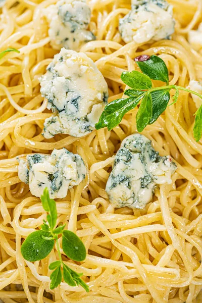 Mavi peynirli ve otlu makarna