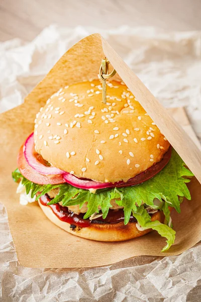 Parşömende lezzetli bir hamburger.