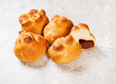 Sütlü çikolatalı taze çörek.