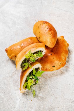 Ev yapımı Rus Bierocks otlu sığır eti