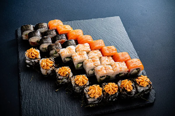 Sushi Set Zwarte Achtergrond — Stockfoto