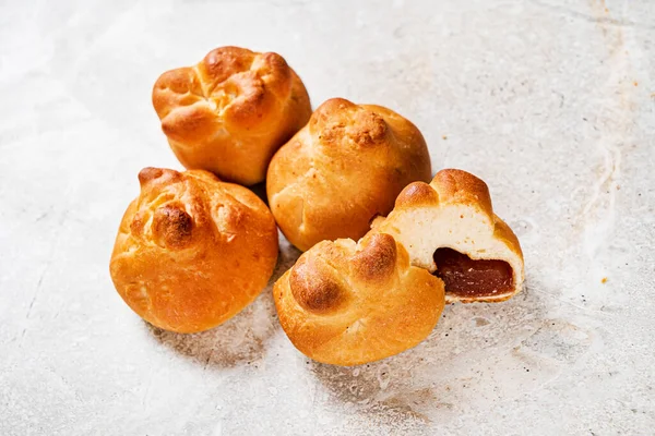 Sütlü çikolatalı taze çörek.