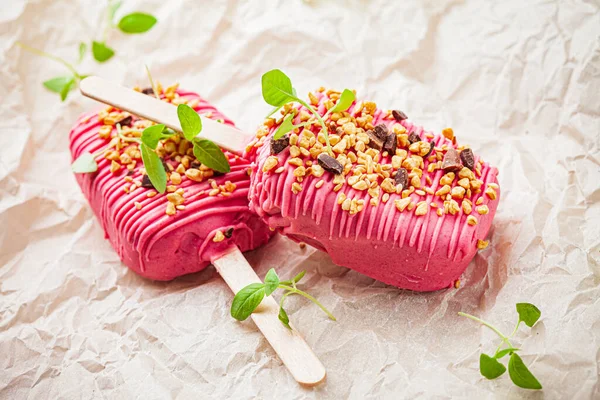 Gelato Alla Fragola Con Noci Basilico — Foto Stock