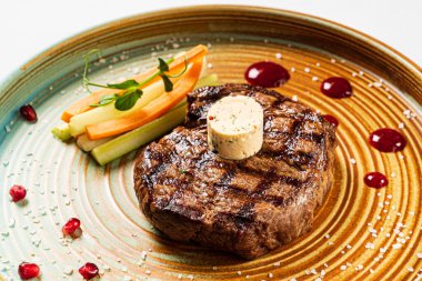 Izgara biftek, tereyağı, tuz ve biber.