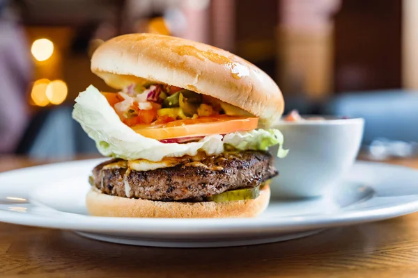 Sabrosa Hamburguesa Con Salsa Cafetería —  Fotos de Stock