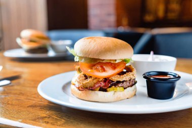 Kafede soslu lezzetli burger.