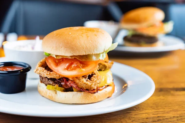 Kafede Soslu Lezzetli Burger — Stok fotoğraf