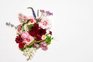 Beyaz üzerinde güzel çiçekler.