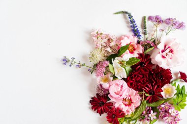 Beyaz üzerinde güzel çiçekler.