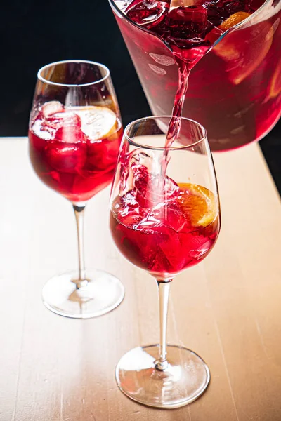 Taze meyve ve meyveli soğuk sangria.