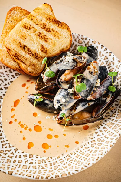 Piatto Cozze Con Creme Dubarry Nel Ristorante — Foto Stock