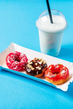 Ev yapımı yuvarlak jöleli çörekler yemeye hazır.