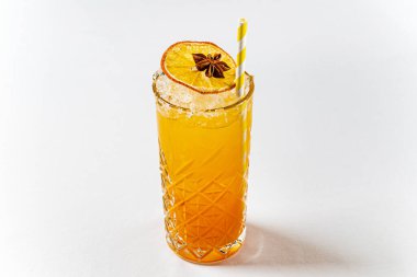 Beyaz arka planda kokteyl