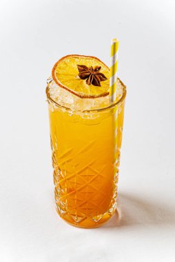 Beyaz arka planda kokteyl