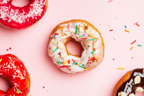 Donuts Esmaltados Redondos Caseros Listos Para Comer — Foto de Stock