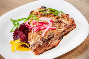 Bitki ve sebzeli biftek