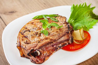 Bitki ve sebzeli biftek