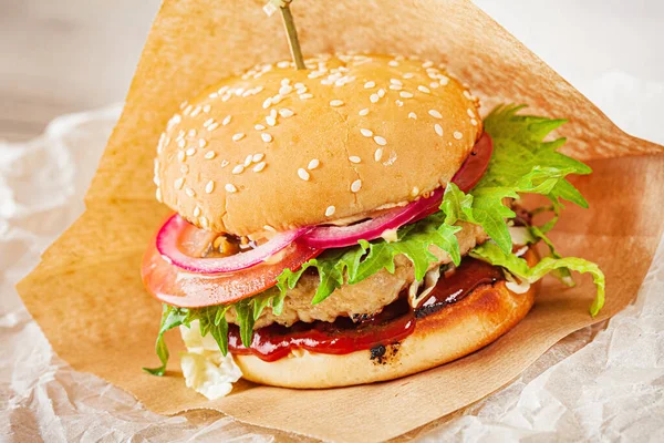 Parşömende Lezzetli Bir Hamburger — Stok fotoğraf