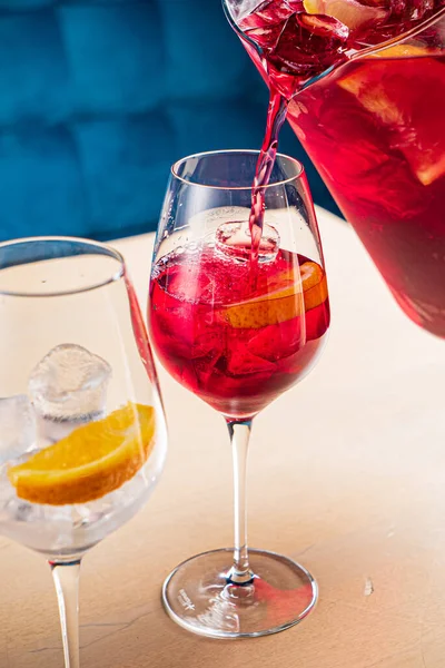 Sangria Fria Com Frutas Frescas Bagas — Fotografia de Stock