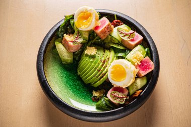 Ton balıklı salata ve avokado.