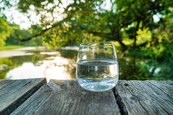 きれいな水の屋外のガラス — ストック写真