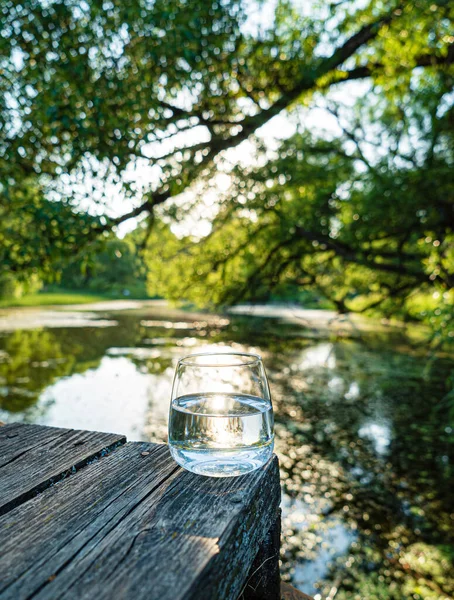 きれいな水の屋外のガラス — ストック写真