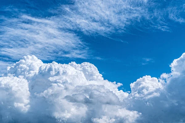 Белые Пушистые Облака Голубом Небе — стоковое фото